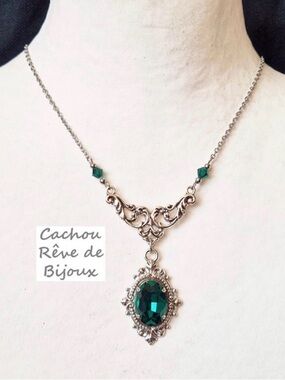 Emerald Green Vintage-Style Pendant Necklace